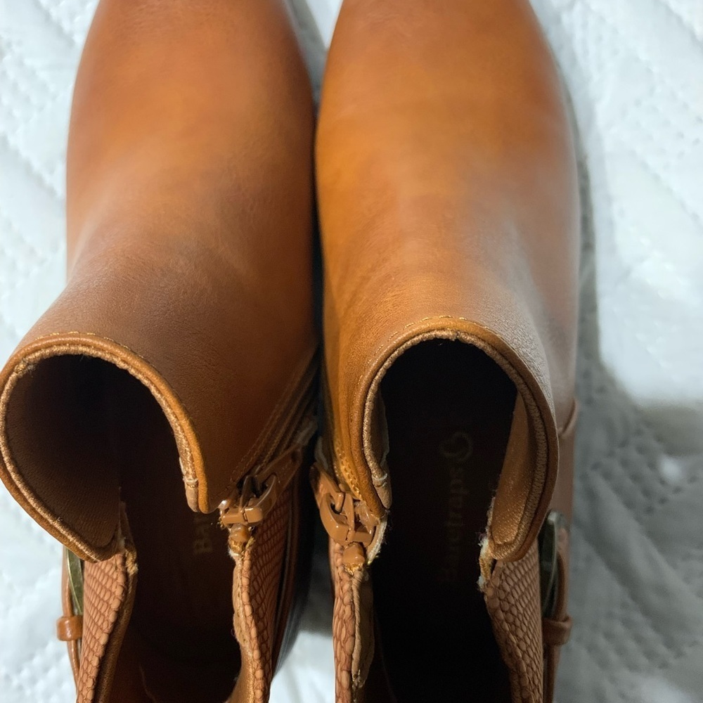 BARETRAPS MARCONI TAN BOOTIES. Faux leather. Worn once. Size 6 1/2. VGC. - Picture 6 of 7